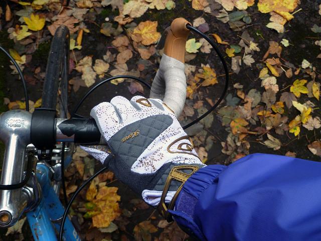 Best Waterproof MTB Gloves - Beginner Mountain Bikes